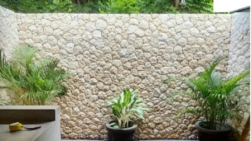 Tampilan Eksterior Lebih Estetik dengan Pagar Rumah Batu Alam
