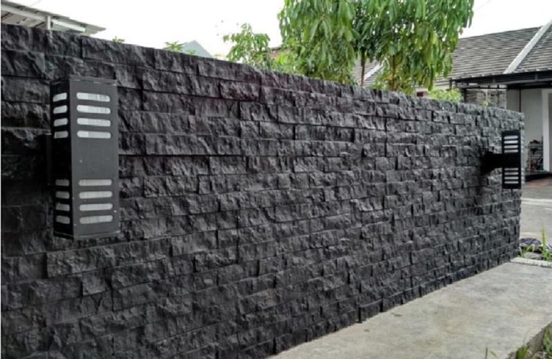 Tampilan Eksterior Lebih Estetik dengan Pagar Rumah Batu Alam