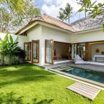 taman villa dengan kolam