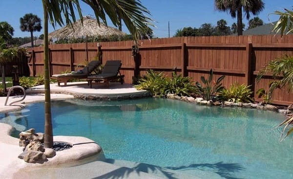 taman villa dengan kolam