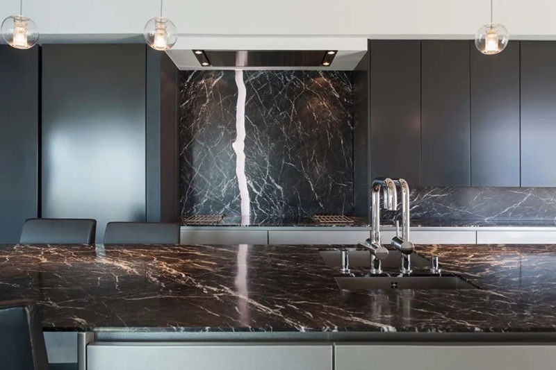Interior Rumah Granit Hitam, Solusi Elegan untuk Hunian Modern dan Industrial