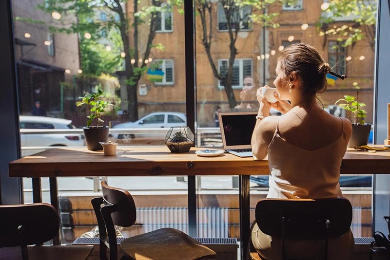 Desain Cafe Cozy untuk WFC yang Cocok untuk Meeting dan Remote Working